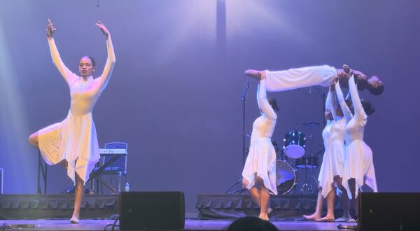 An emotionally stirring performance by Namari dancers to Aretha Franklin’s song “Mary, Don’t You Weep” opened a nearly 90-minute show. Credit: Adrianne Murchison
