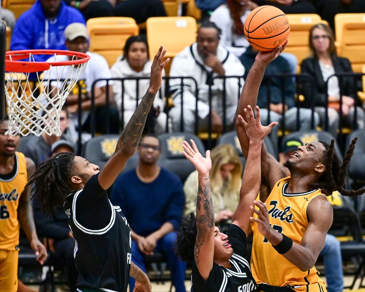 Kennesaw State forward Braedan Lue (right) shoots the ball over the Bulls’ defense during the first half of a game Sunday, Nov. 16, 2025 at Kennesaw State University. (Daniel Varnado for the AJC)