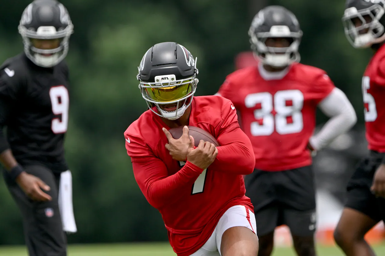 Falcons running back Bijan Robinson (7) runs a drill during an OTA workout at the team's training facility on Wednesday, May 27, 2026, in Flowery Branch. (Hyosub Shin/AJC)