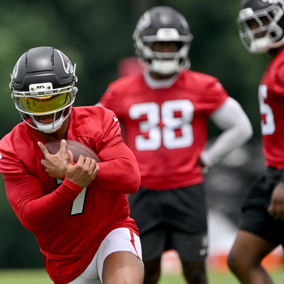 Falcons running back Bijan Robinson (7) runs a drill during an OTA workout at the team's training facility on Wednesday, May 27, 2026, in Flowery Branch. (Hyosub Shin/AJC)