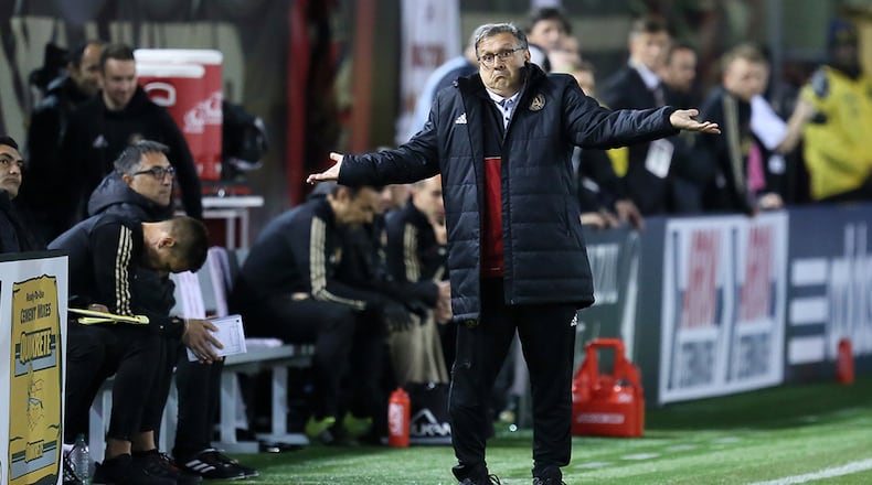 Atlanta United manager Gerardo ‘Tata’ Martino argues a play with the sideline referee during the second half of the game. (Miguel Martinez / Mundo Hispanico)