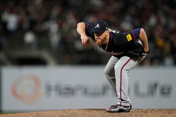 Atlanta Braves pitcher Craig Kimbrel crouches on the mound between pitches during the seventh inning of a baseball game against the San Francisco Giants, Friday, June 6, 2025, in San Francisco. (AP Photo/Godofredo A. Vásquez)