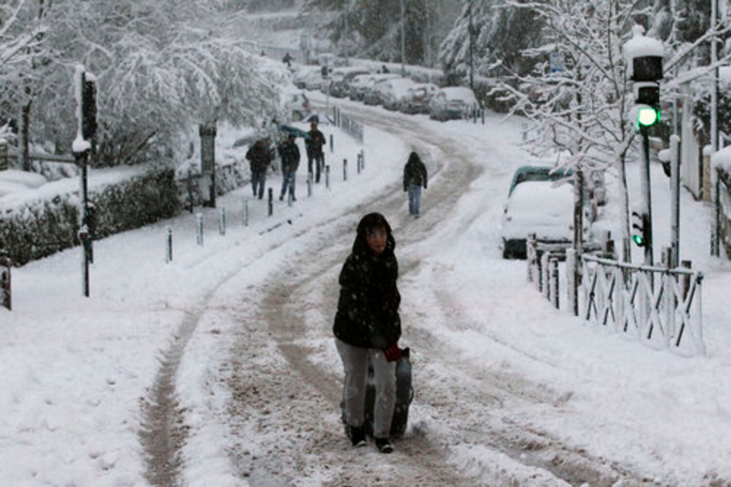 Snow shuts Paris airport, Eiffel Tower