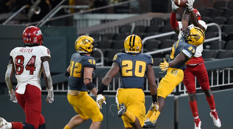 Kennesaw State's Le'Vonte Larry blocks a pass for Jacksonville State at SunTrust Park, Saturday, Nov. 17, 2018, in Atlanta. Kennesaw won in overtime, 60-52. (Annie Rice/AJC)