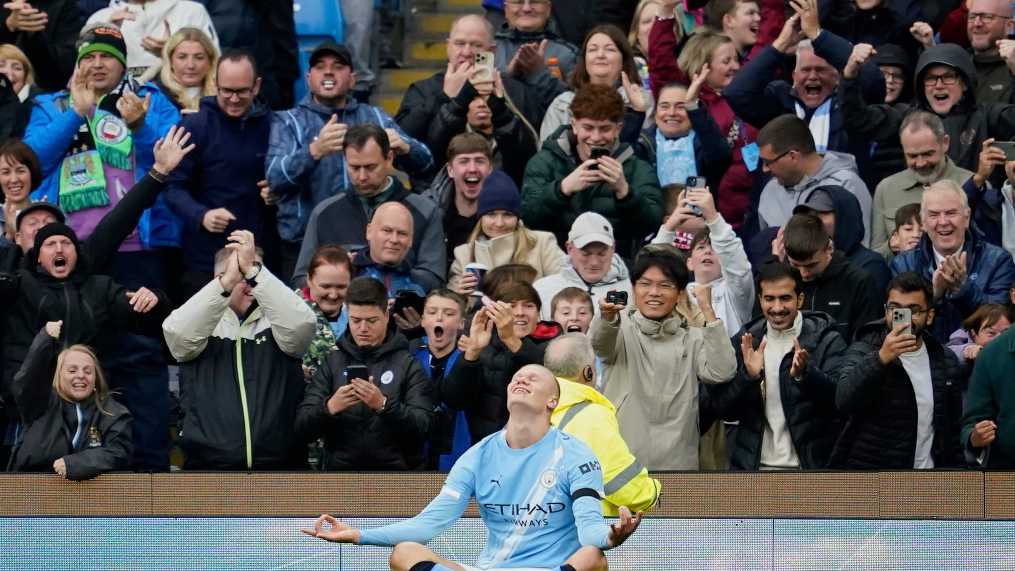 Manchester City's Erling Haaland celebrates after scoring during the Premier League soccer match between Manchester City and Manchester United in Manchester, England, Sunday, Sept. 14, 2025. (AP Photo/Dave Thompson)