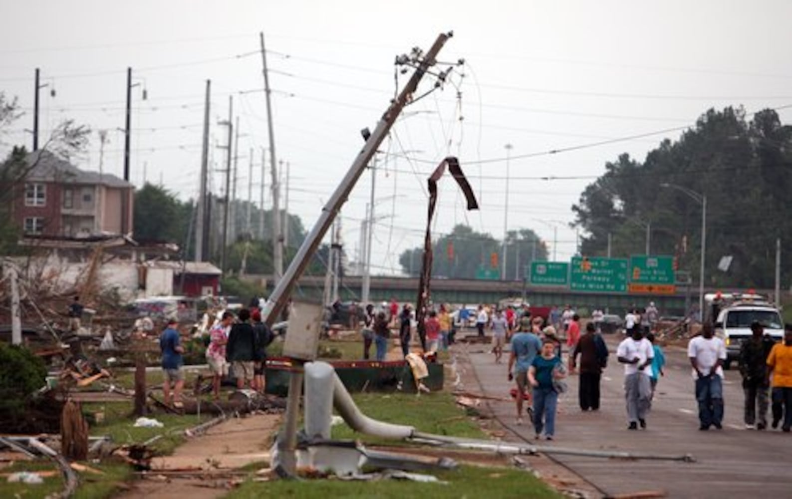 Deadly tornado rips through Tuscaloosa, Ala.