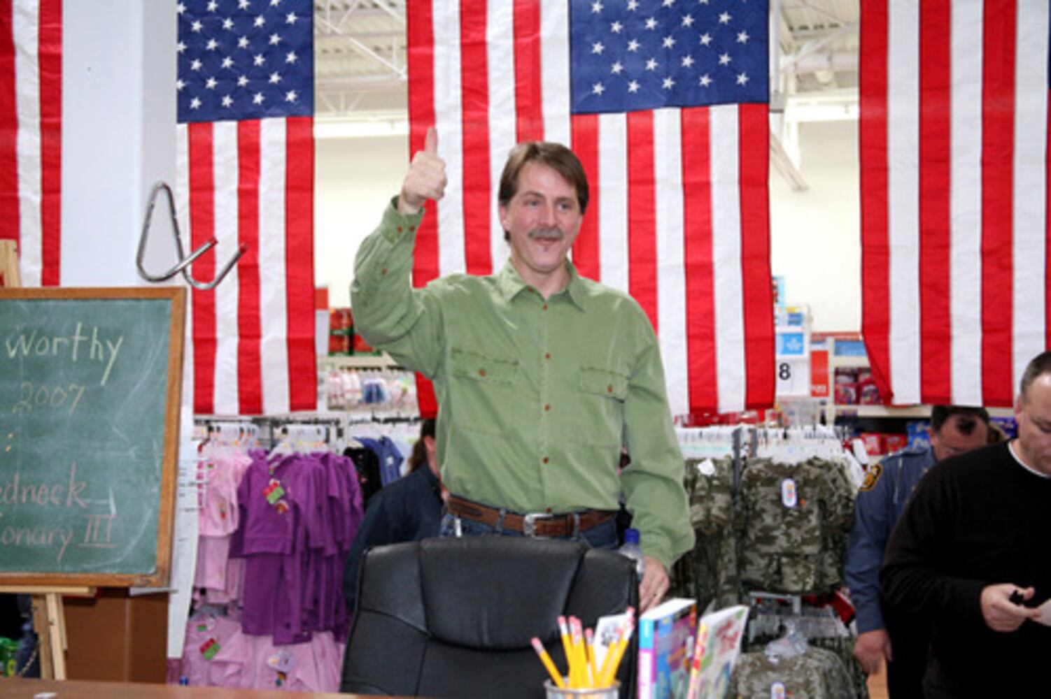 Jeff Foxworthy charms book fans at Loganville Wal-Mart