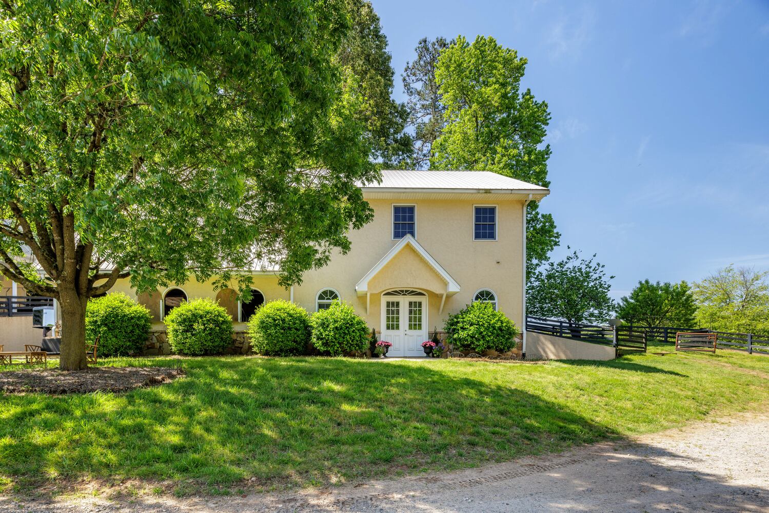 Luxurious Atlanta estate going to auction is both a ranch and a vineyard