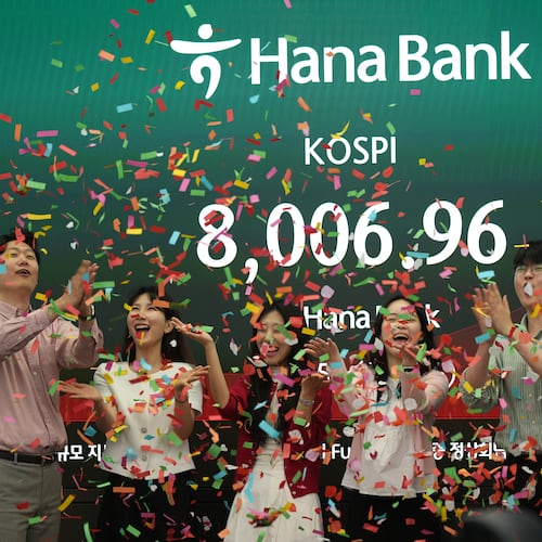 Employees of Hana Bank celebrate in a photo-op to mark the Korea Composite Stock Price Index (KOSPI) of over 8,000 points at a dealing room of Hana Bank in Seoul, South Korea, Friday, May 15, 2026. (AP Photo/Lee Jin-man)