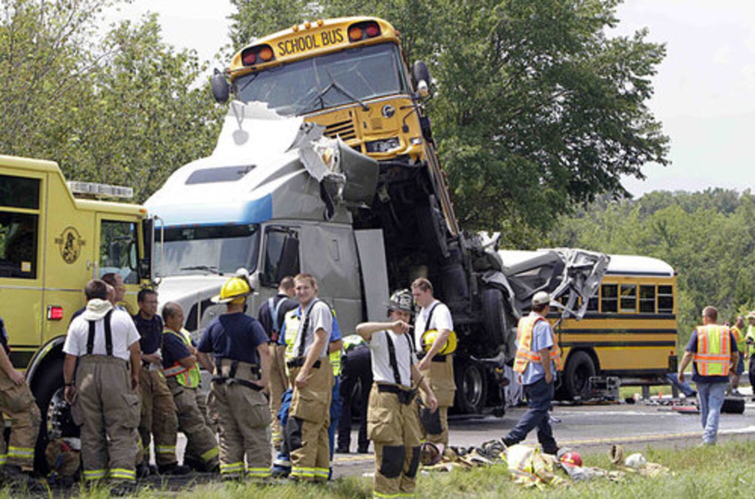 2 dead, dozens hurt in Missouri bus crash
