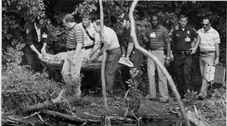 Cobb County police and the Atlanta Task Force recover Nathaniel Cater’s body from the Chattahoochee River on May 24, 1981. AJC FILE PHOTO