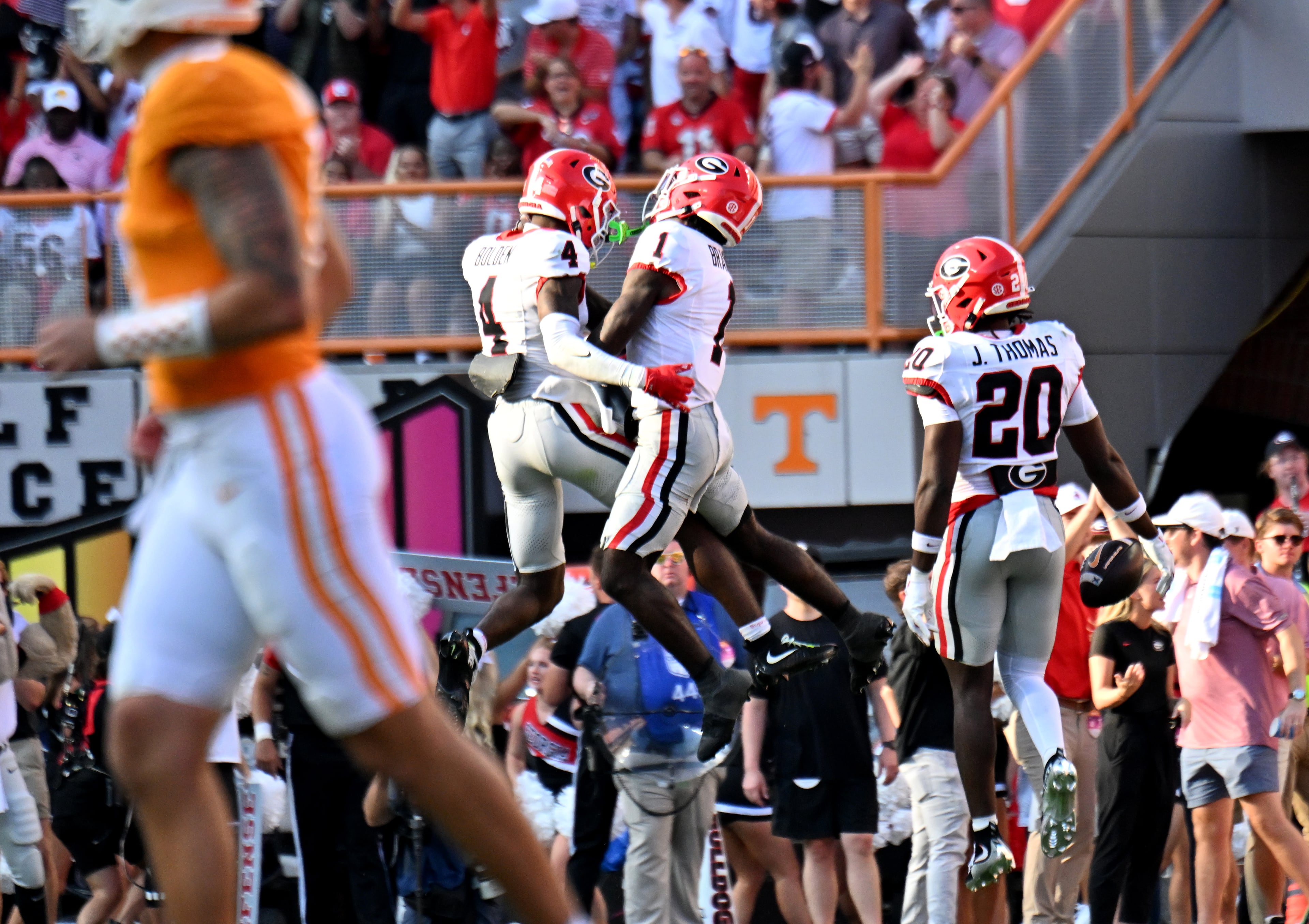 Georgia defensive back KJ Bolden (center left) celebrates after recovering a fumble during the second half at Neyland Stadium on Saturday, Sept. 13, 2025, in Knoxville, Tenn. (Hyosub Shin/AJC)