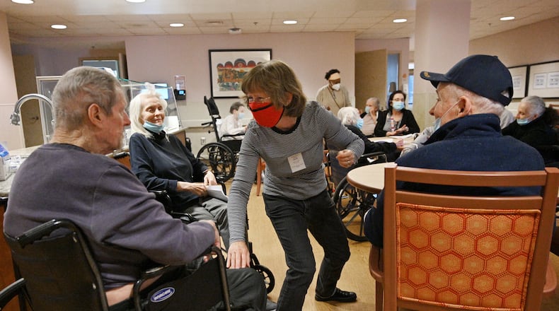 Karen Keeter, a volunteer, entertains senior residents during their morning gathering at the William Breman Jewish Home in Atlanta. The staff at Breman is now either fully vaccinated (97%) or have an exemption (3%). The community is able to resume more normalcy. (Hyosub Shin / Hyosub.Shin@ajc.com)