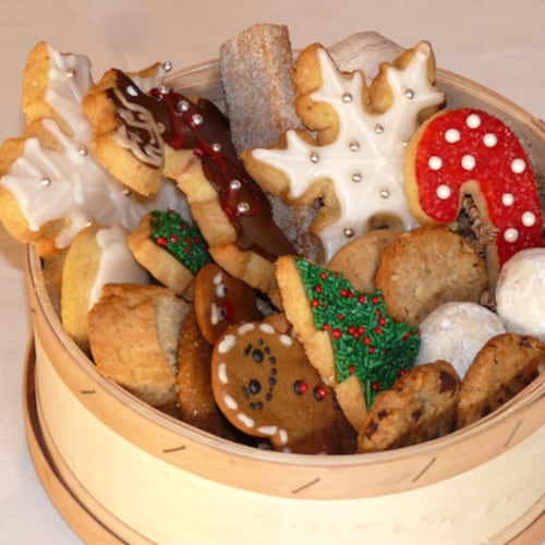 Wouldn't you love to find this under the tree? Gourmet Christmas cookies packed in a lidded basket.