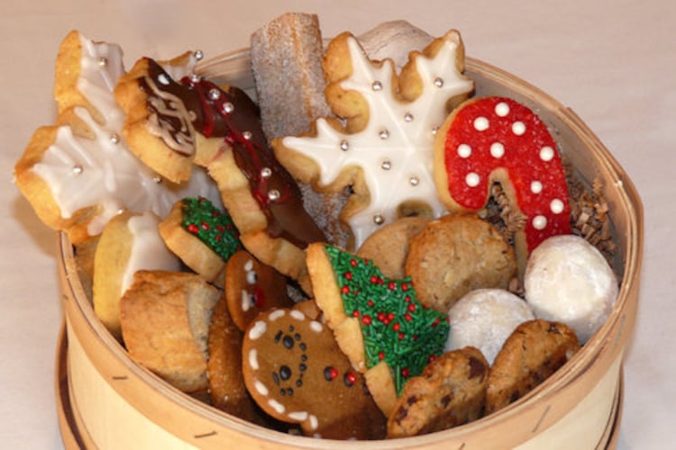 Wouldn't you love to find this under the tree? Gourmet Christmas cookies packed in a lidded basket.