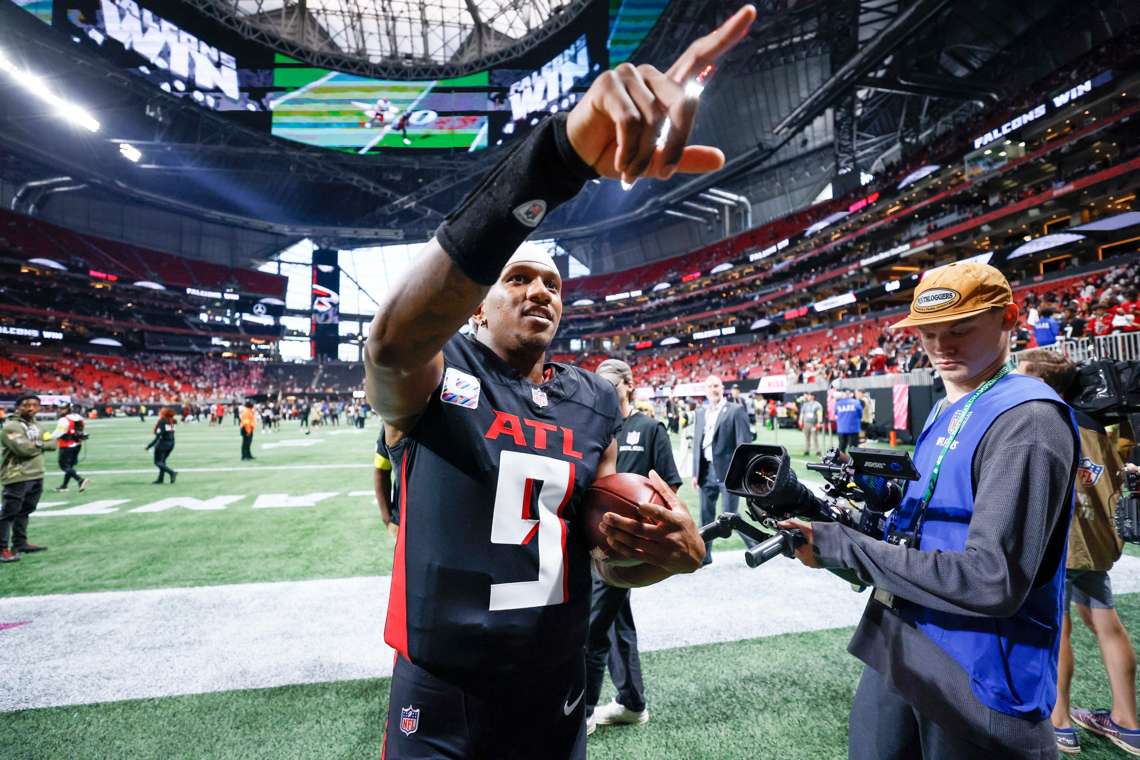 Atlanta Falcons quarterback Michael Penix Jr. signals to the crowd after the Falcons beat the Washington Commanders 34-27 at Mercedes-Benz Stadium in Atlanta on Sunday, September 28, 2025.
(Miguel Martinez/AJC)