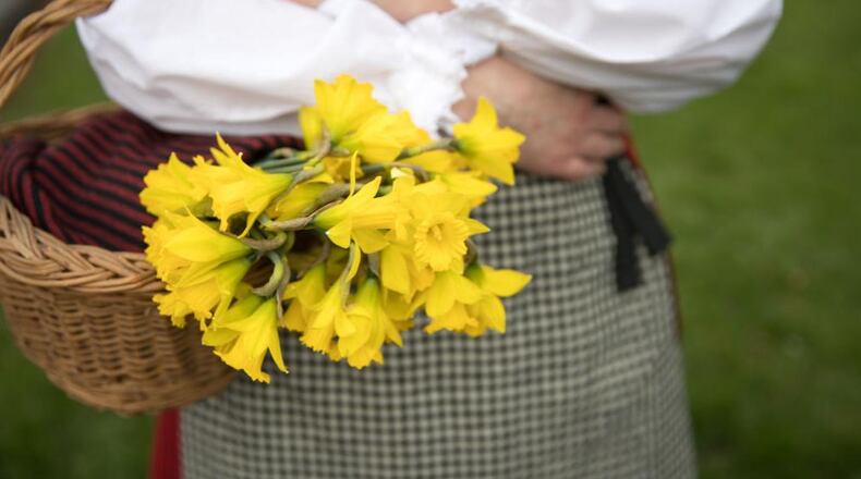 Students at an Oregon elementary school sang to a counselor battling breast cancer and presented her with daffodils in a show of support.
