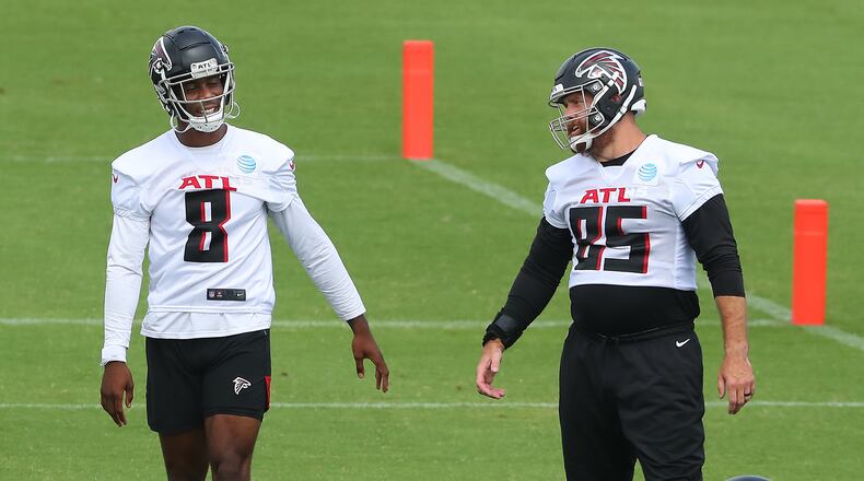 061021 Flowery Branch: Atlanta Falcons tight ends Kyle Pitts (left) and Lee Smith share a laugh during team practice at mini-camp on Wednesday, Jun 10, 2021, in Flowery Branch.   “Curtis Compton / Curtis.Compton@ajc.com”