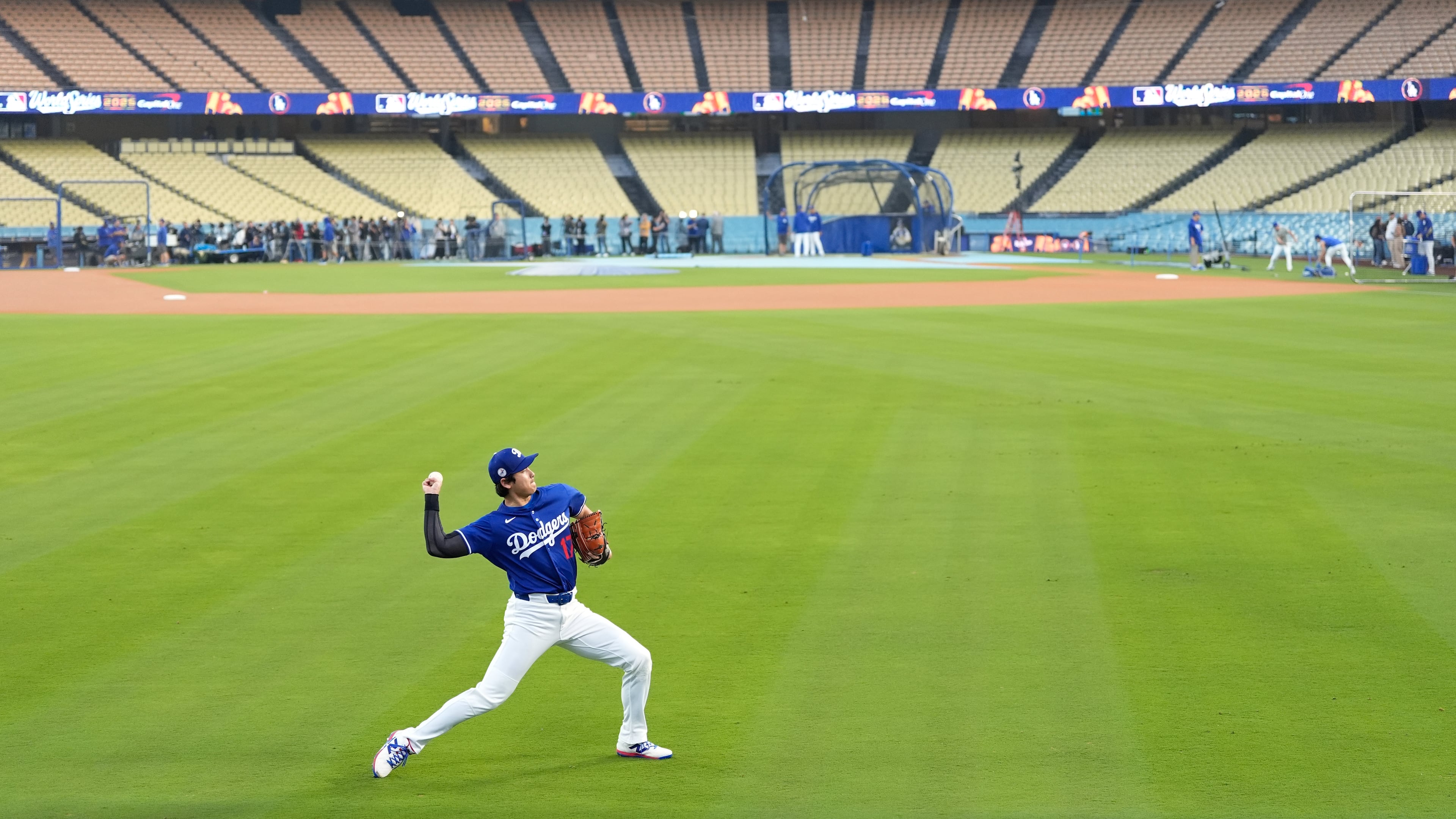 Los Angeles Dodgers' Shohei Ohtani works out ahead of Game 3 of the 2025 World Series against the Toronto Blue Jays in Los Angeles, Sunday, Oct. 26, 2025. (AP Photo/Ashley Landis)