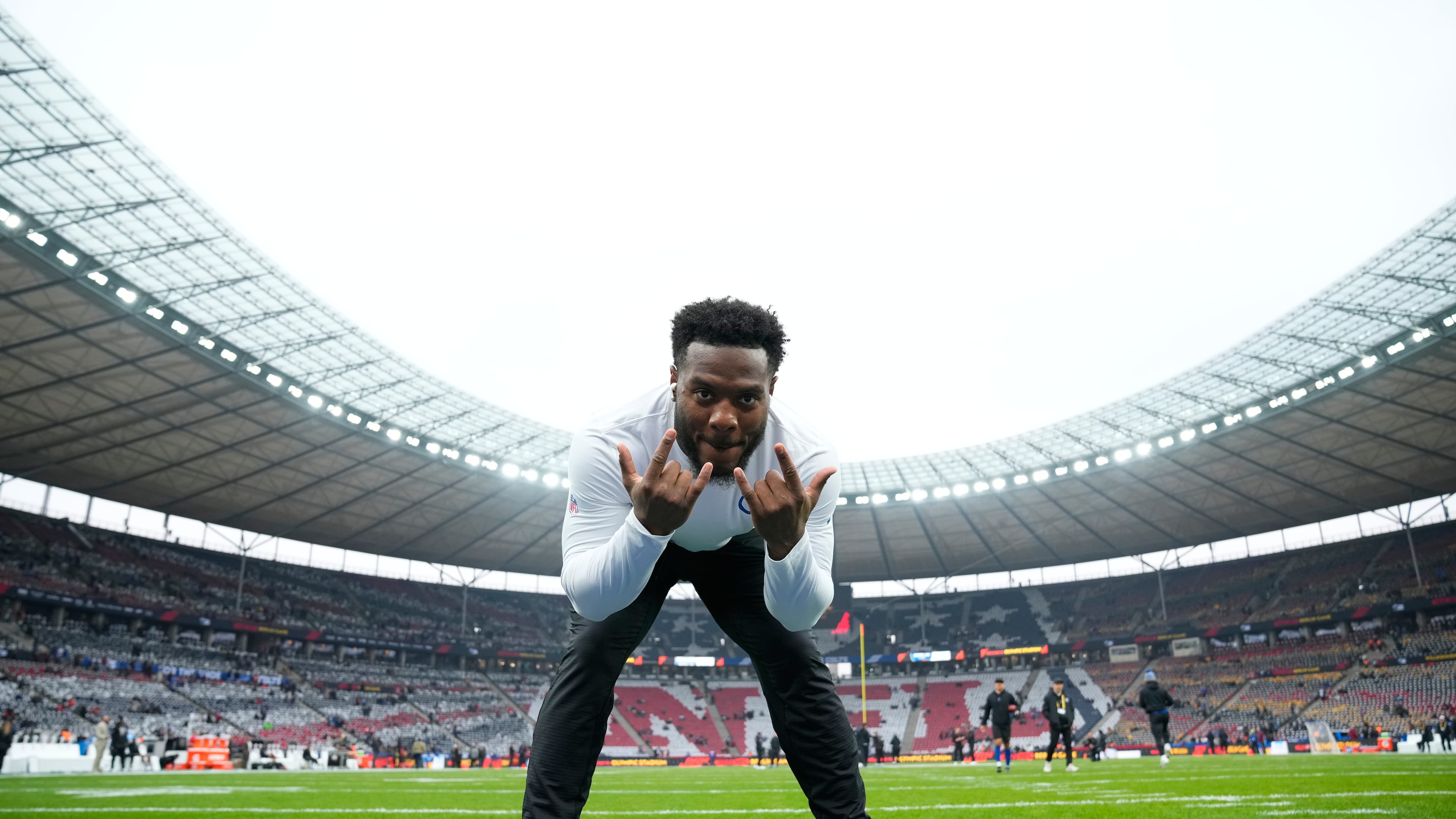 Indianapolis Colts linebacker Zaire Franklin poses as he warms up ahead of the upcoming NFL game between the Indianapolis Colts and the Atlanta Falcons in Berlin, Germany, Sunday, Nov. 9, 2025. (AP Photo/Ebrahim Noroozi)