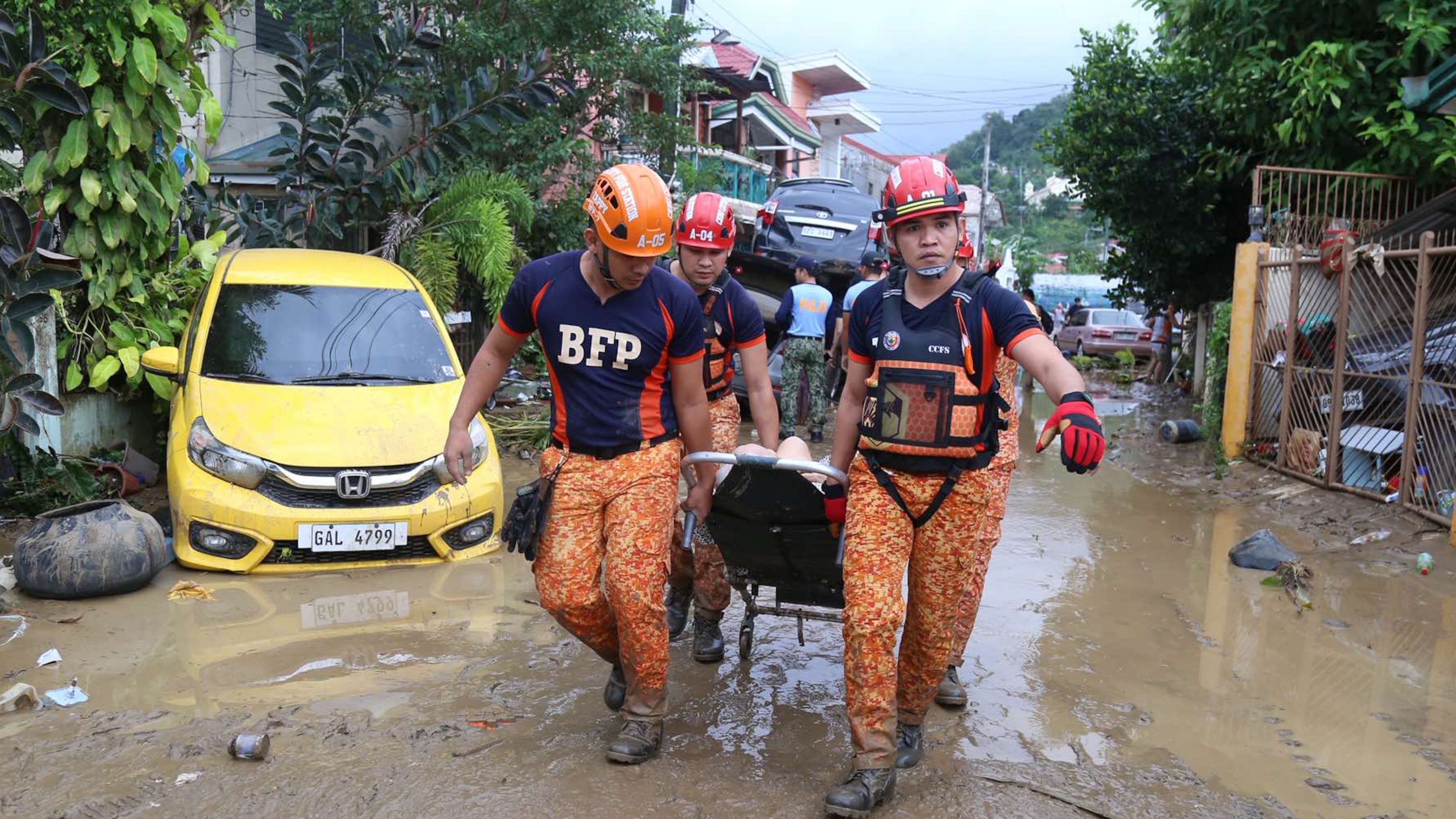 Rescue workers carry an injured resident as Typhoon Kalmaegi affects Cebu city, central Philippines on Tuesday, Nov. 4, 2025. (AP Photo/Jacqueline Hernandez)