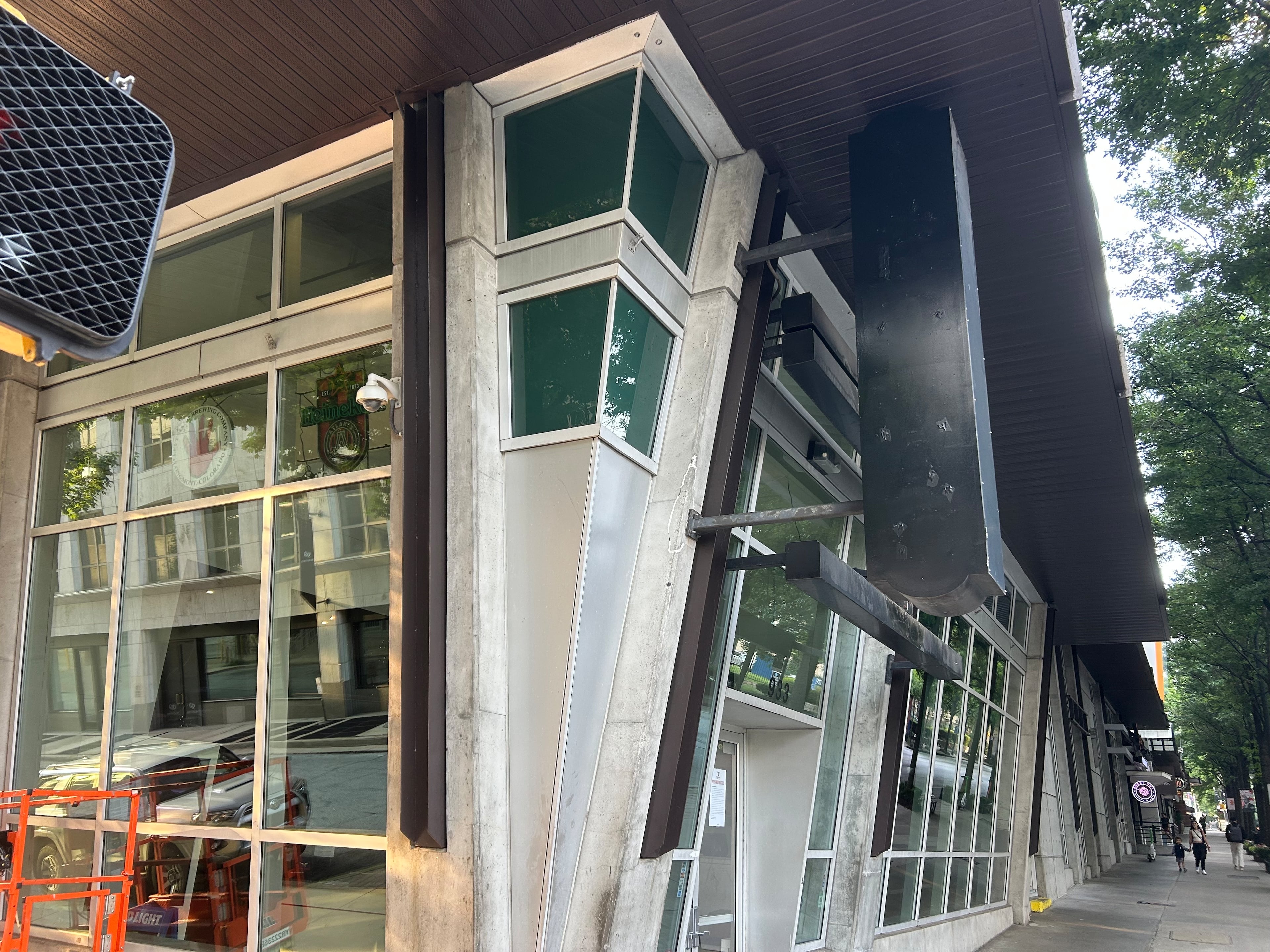 Taco Mac's Midtown location abruptly closed in early June. (Olivia Wakim/AJC)