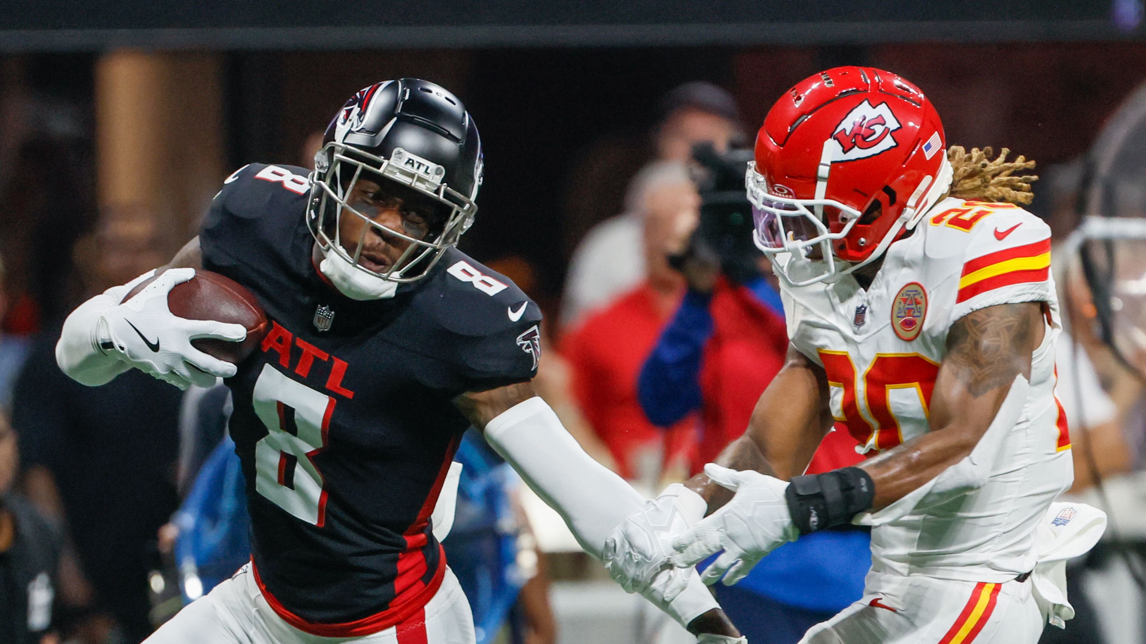 Falcons tight end Kyle Pitts (left), here catching a pass against the Chiefs in 2024, caught 47 of 74 targets last season for 602 yards and a career-high four touchdowns. (Miguel Martinez/AJC 2024)