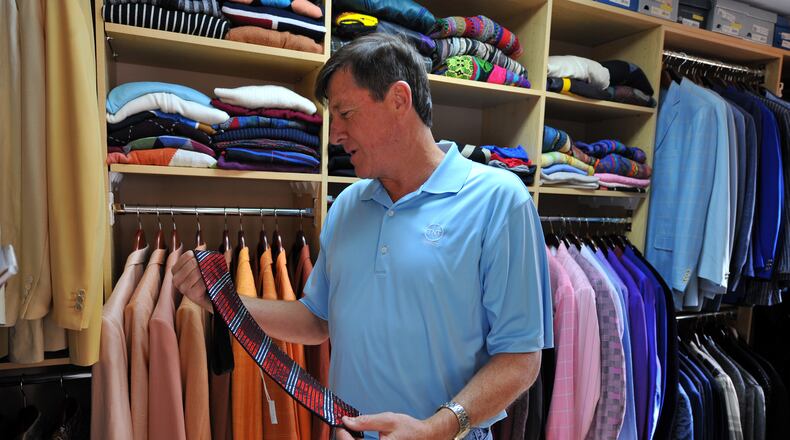100210 Canton, GA: TNT sideline reporter Craig Sager, shows off the sparkling tie in which his NBA All-Star outfit is centered around. Brant Sanderlin bsanderlin@ajc.com