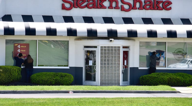 A Steak ’n Shake employee was arrested on several felonies after he allegedly threatened coworkers with a gun on Thanksgiving.