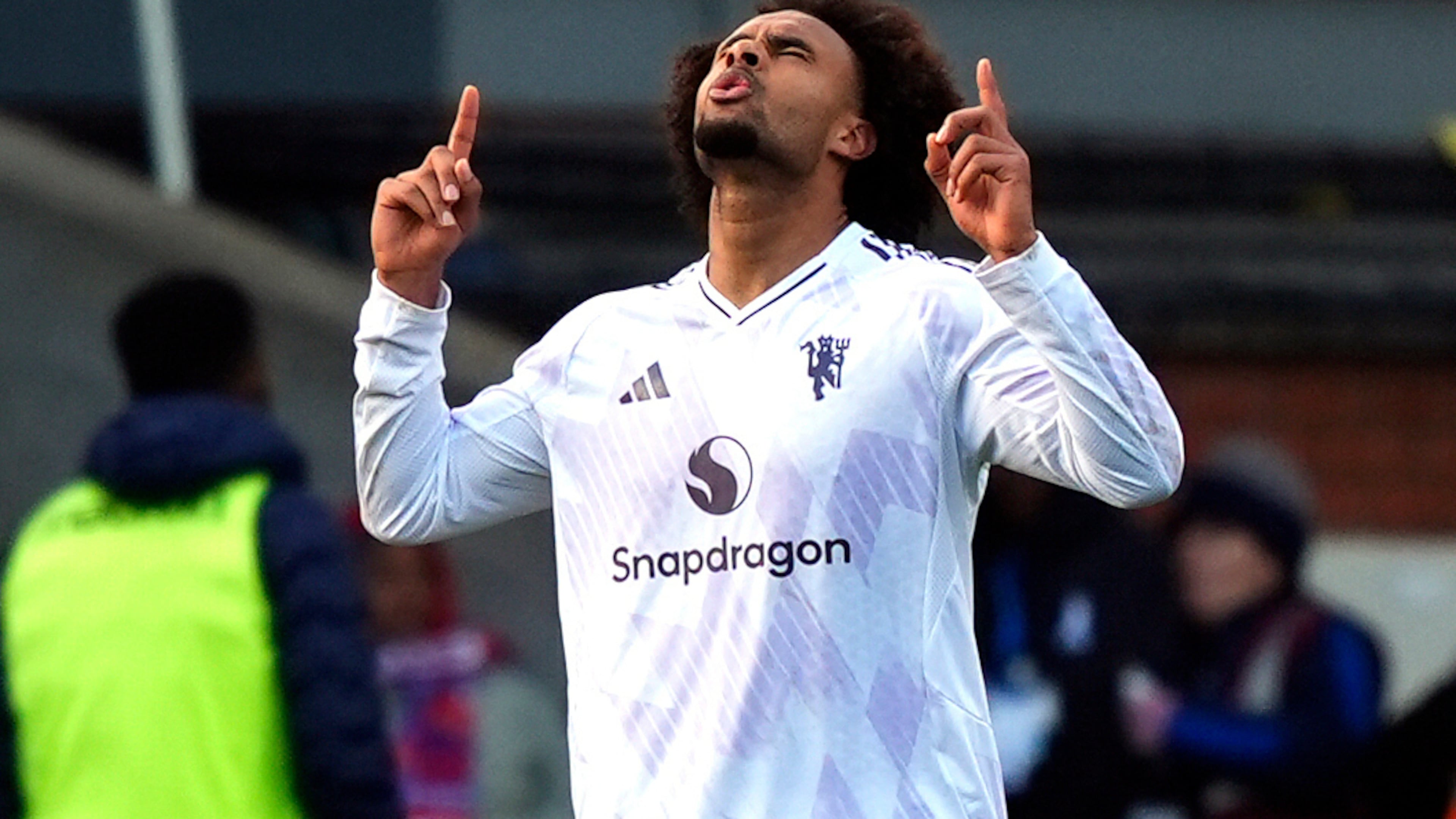 Manchester United's Joshua Zirkzee celebrates scoring during the English Premier League soccer match between Crystal Palace and Manchester United in London, Sunday Nov. 30, 2025. (Jordan Pettitt/PA via AP)