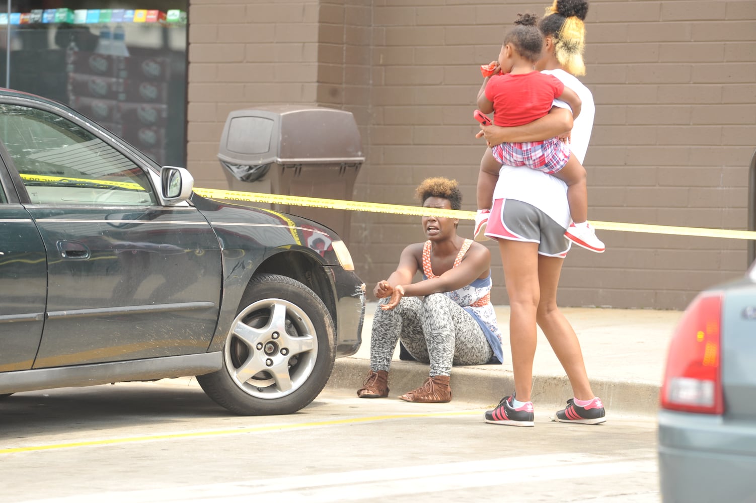 Man shot inside south DeKalb Quik Trip