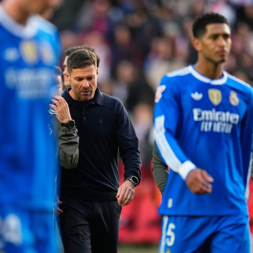 Real Madrid's head coach Xabi Alonso walks with the players during a Spanish La Liga soccer match between Rayo Vallecano and Real Madrid in Madrid, Spain, Sunday, Nov. 9, 2025. (AP Photo/Manu Fernandez)