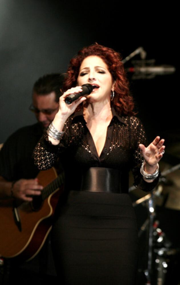Gloria Estefan sings for schools