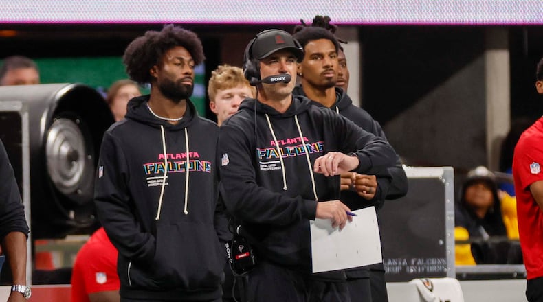 Atlanta Falcons offensive coordinator Zac Robinson (center) is seen on the sidelines  during the second half of an NFL football game against the Washington Commanders at Mercedes-Benz Stadium in Atlanta on Sunday, September 28, 2025. (Miguel Martinez/ AJC)