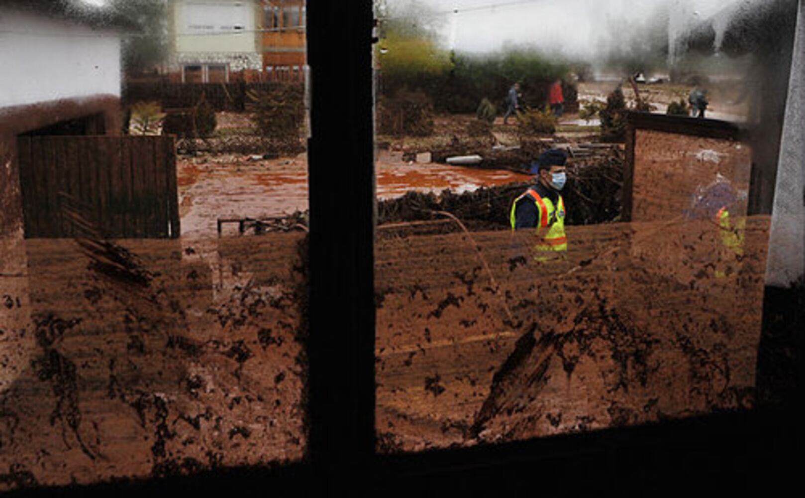 Flood of toxic sludge swamps Hungarian towns