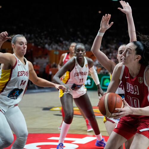 Breanna Stewart, of the United States, goes for a sshot over Spain's Raquel Carrera during the Women's Basketball World Cup semifinal match between the United States and Spain in Berlin, Saturday, Sept. 12, 2026. (AP Photo/Ebrahim Noroozi)