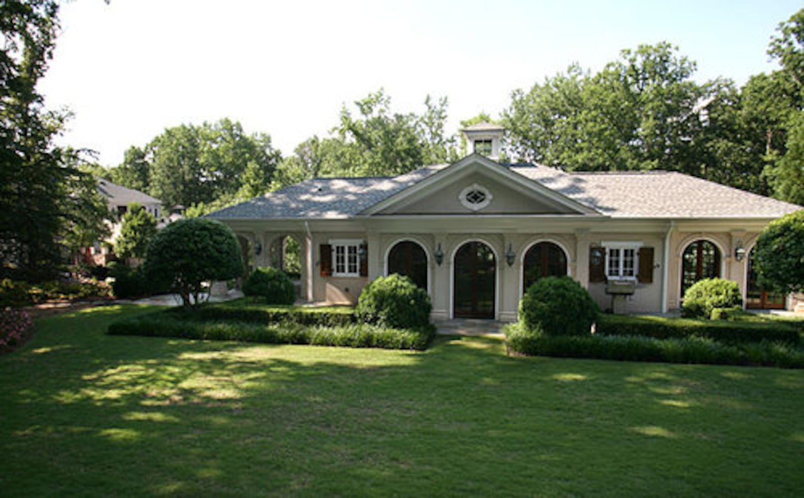 Architect ties European estate to setting near Athens