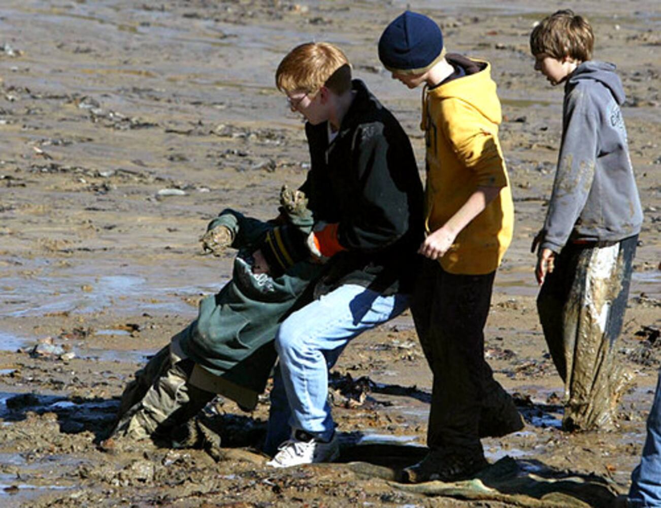 Boy Scouts clean up Lake Lanier