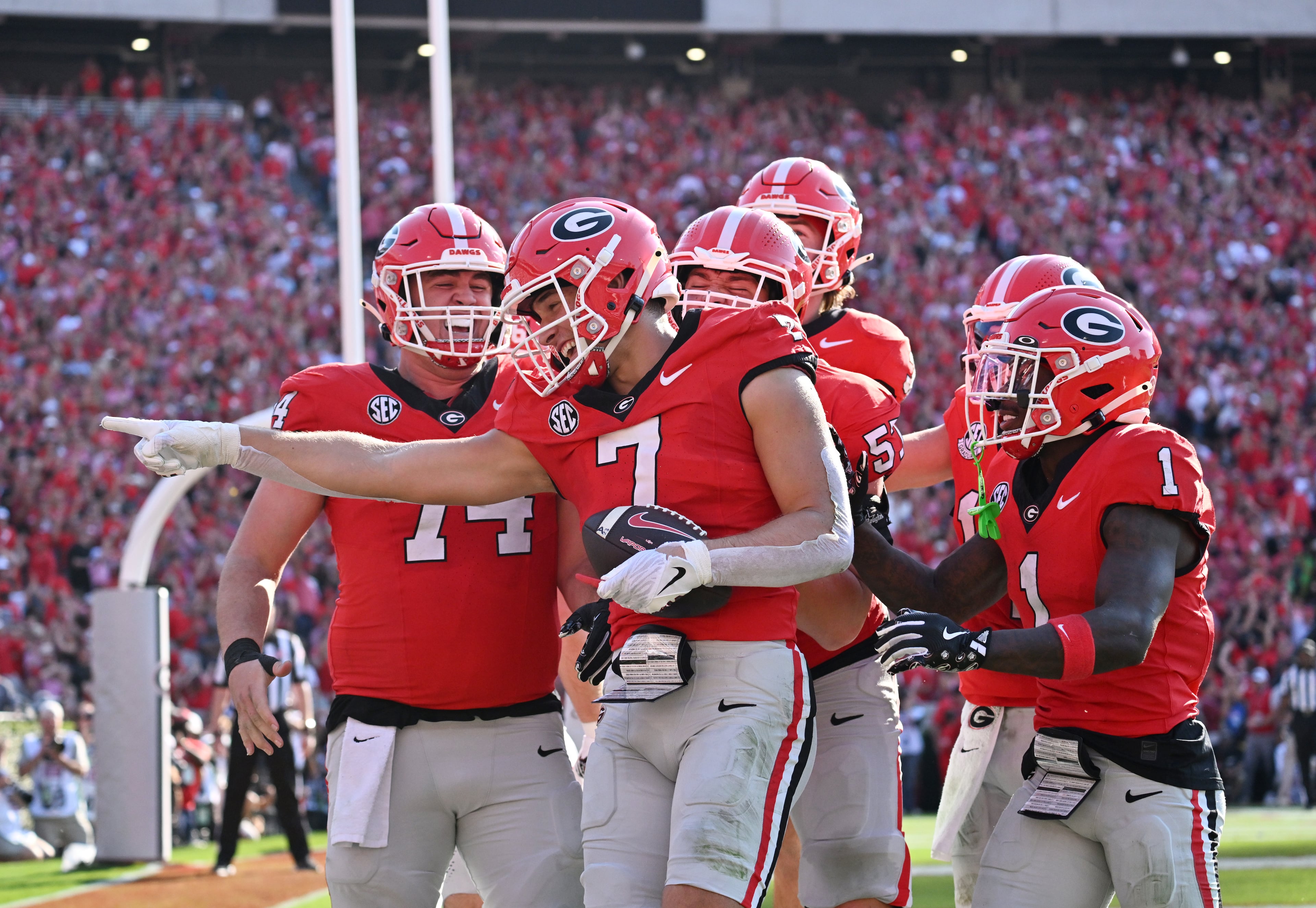 Georgia tight end Lawson Luckie (7) celebrates after scoring a touchdown catch during the first half in an NCAA football game at Sanford Stadium, Saturday, October 18, 2025, in Athens. (Hyosub Shin / AJC)