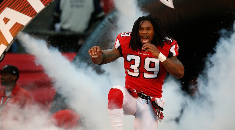Falcons running back Steven Jackson (39) takes the field before the first half of an NFL football game against the Pittsburgh Steelers, Sunday, Dec. 14, 2014, in Atlanta. (AP Photo/Brynn Anderson)