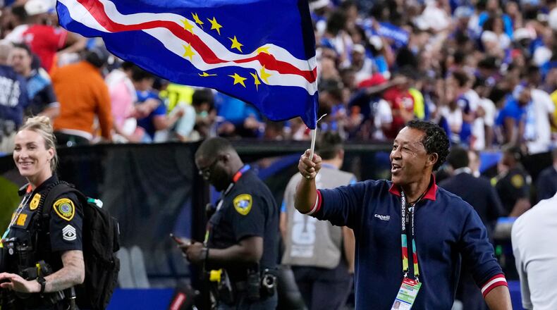 Cape Verde head coach Bubista waves the flag as he celebrates with fans after their 0-0 draw against Saudi Arabia after the World Cup Group H soccer match in Houston, Friday, June 26, 2026. (AP Photo/David J. Phillip)