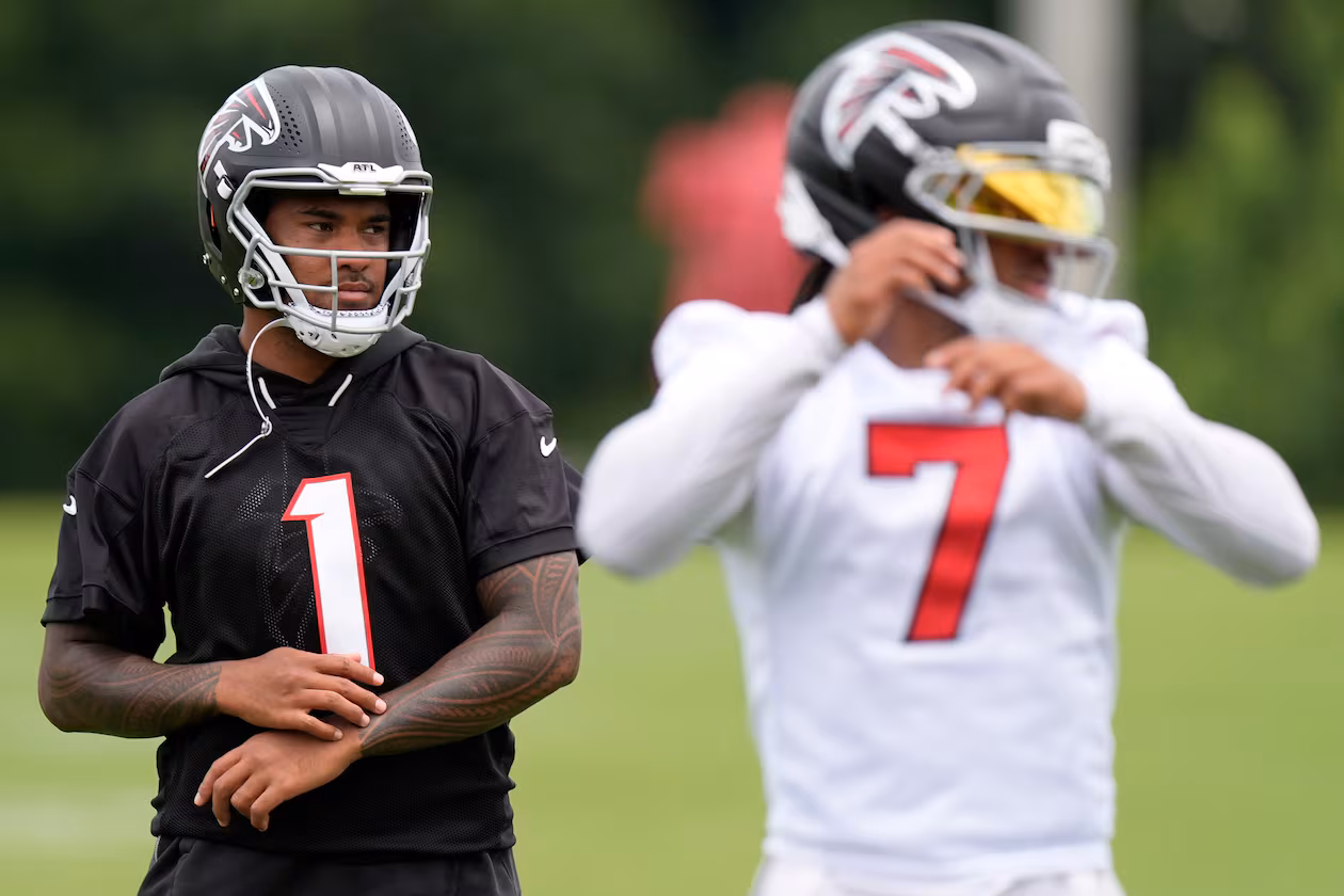 Atlanta Falcons' Tua Tagovailoa (left) works out during NFL football practice, Monday, June 8, 2026, in Flowery Branch. (Mike Stewart/AP)