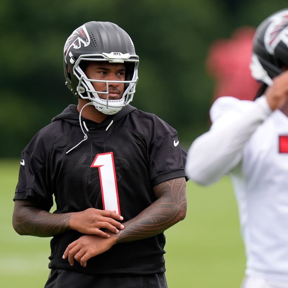 Atlanta Falcons' Tua Tagovailoa (left) works out during NFL football practice, Monday, June 8, 2026, in Flowery Branch. (Mike Stewart/AP)