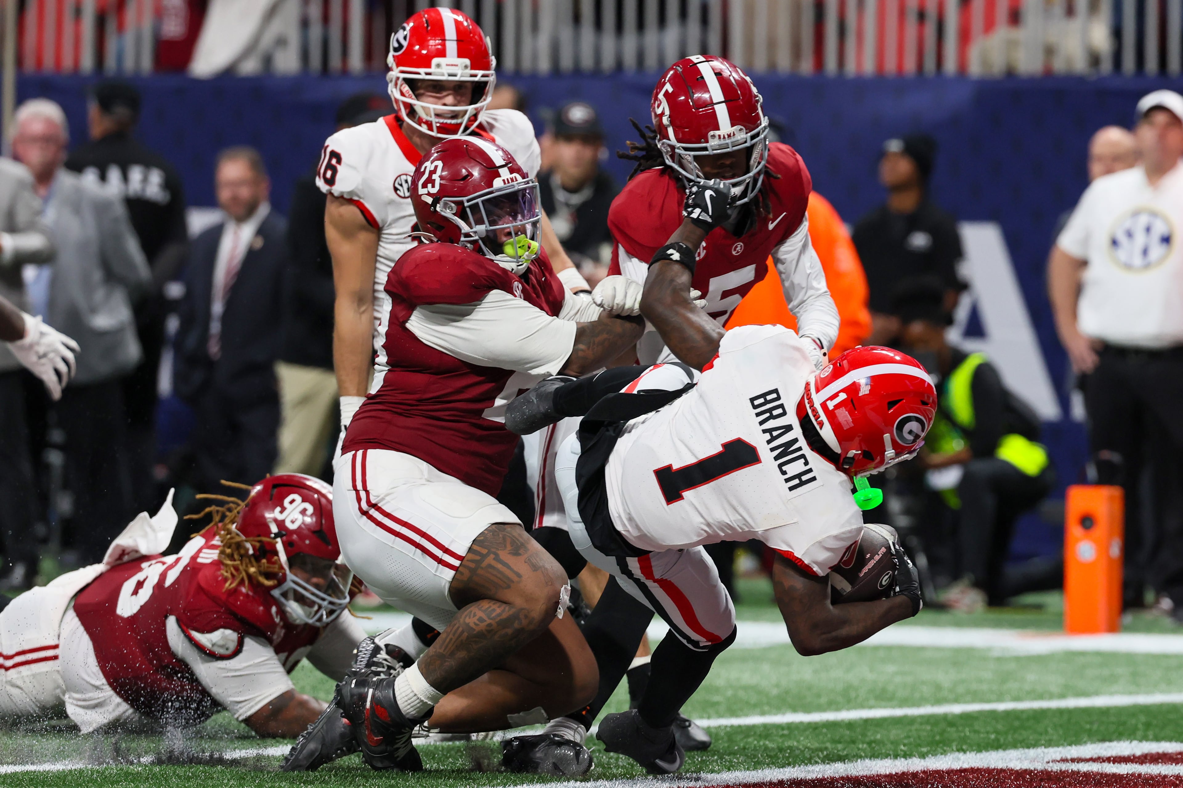 Georgia wide receiver Zachariah Branch (1) scores a touchdown after a 13 yard pass reception against Alabama during the fourth quarter of the SEC Championship game at Mercedes-Benz Stadium, Saturday, Dec. 6, 2025, in Atlanta. (Jason Getz / AJC)