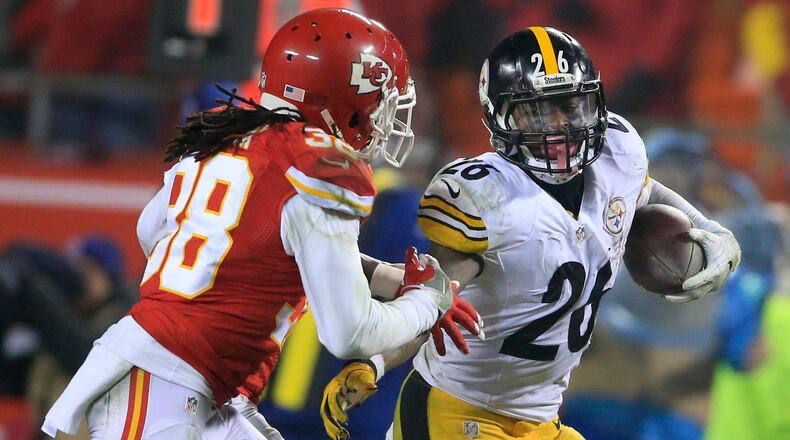 Pittsburgh Steelers running back Le'Veon Bell, right, runs from Kansas City Chiefs free safety Ron Parker (38) during the second half of an NFL divisional playoff football game Sunday, Jan. 15, 2017, in Kansas City, Mo. (AP Photo/Orlin Wagner)