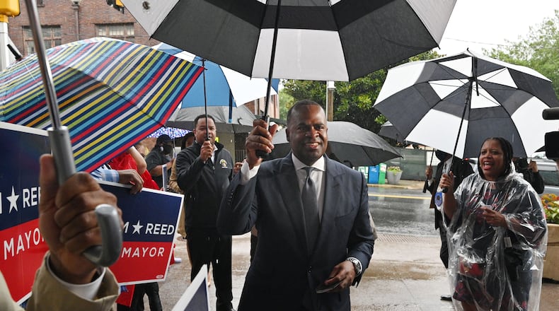 Former Atlanta mayor Kasim Reed arrives to City Hall to qualify to run for mayor as his supporters cheer on Tuesday, August 17, 2021. (Hyosub Shin / Hyosub.Shin@ajc.com)