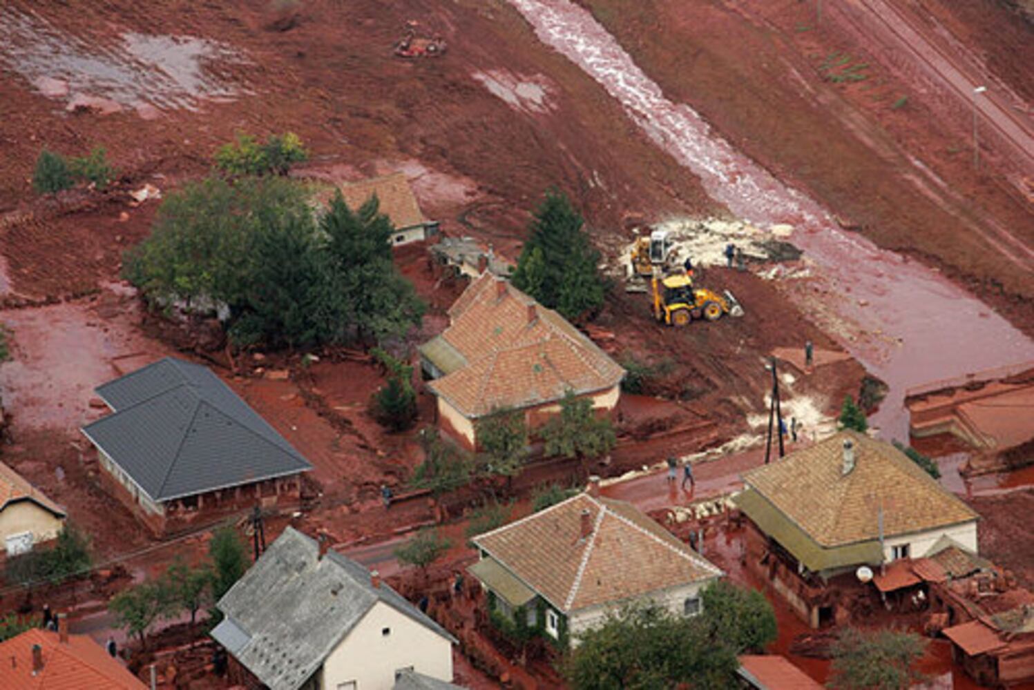 Flood of toxic sludge swamps Hungarian towns