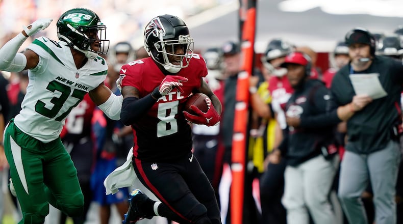 Falcons tight end Kyle Pitts (8) evades a tackle from New York Jets cornerback Bryce Hall (37) Sunday, Oct. 10, 2021, at Tottenham Hotspur Stadium in London. (Steve Luciano/AP)