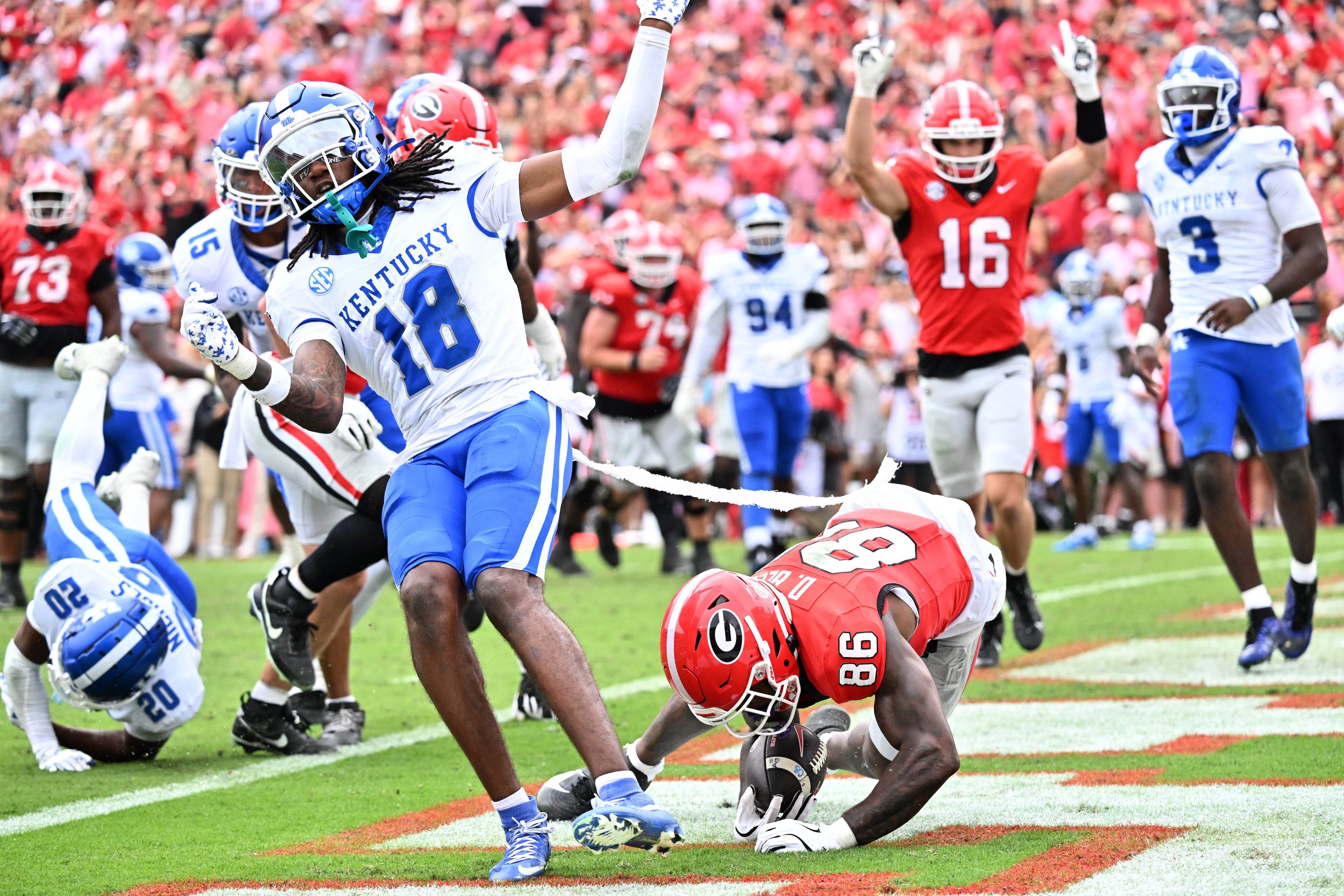 Georgia wide receiver Dillon Bell (86) falls into the endzone for a touchdown during the first half in a NCAA college football game at Sanford Stadium, Saturday, October 4, 2025, in Athens. (Hyosub Shin / AJC)