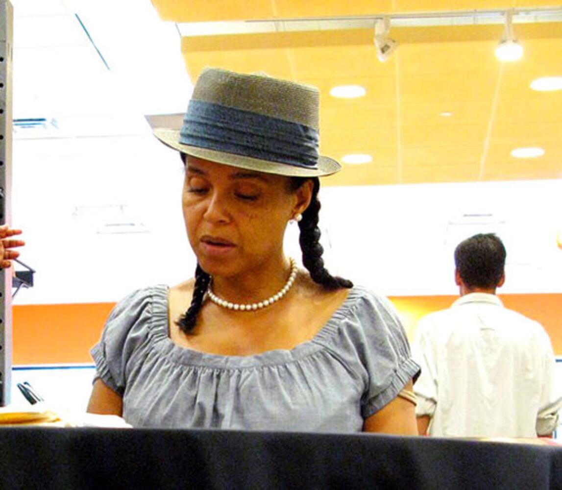 Actress Victoria Rowell meets Atlanta fans